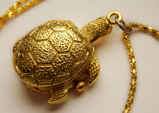 Часы-кулон черепашка с открывающимся панцирем золотистого цвета, фото №2