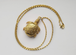 Часы-кулон черепашка с открывающимся панцирем золотистого цвета, фото №4