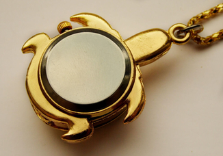 Часы-кулон черепашка с открывающимся панцирем золотистого цвета, фото №5