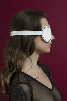 Маска на глаза с заклепками Feral Feelings - Blindfold Mask, натуральная кожа, белая, numer zdjęcia 3