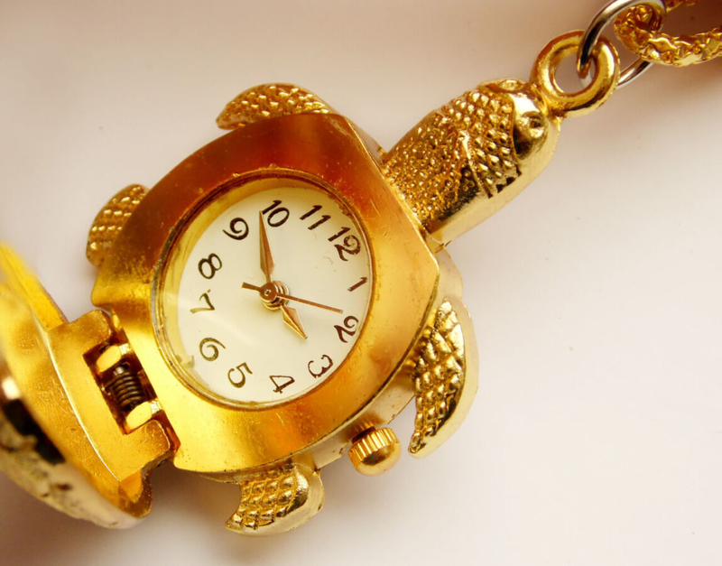 Часы-кулон черепашка с открывающимся панцирем золотистого цвета, фото №3