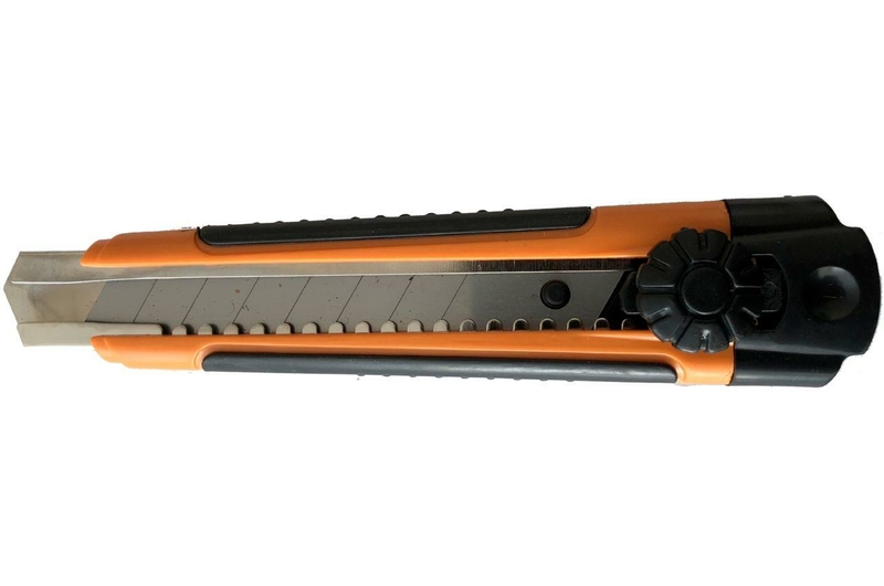 Нож LT - 18 мм винтовой прорезиненный плоский (0209)