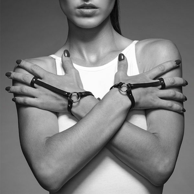 Пара браслетов на запястье и палец Bijoux Indiscrets MAZE Hand Bracelet Harness Black, экокожа, фото №4