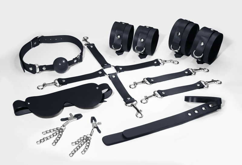 Набор Feral Feelings BDSM Kit 7 Black, наручники, поножи, коннектор, маска, паддл, кляп, зажимы, фото №2